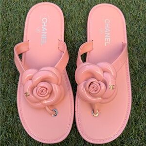 2026 CHANEL CC LOGO PEACH PINK PATENT LEATHER CAMELLIA THONG LEATHER SANDAL 39.5